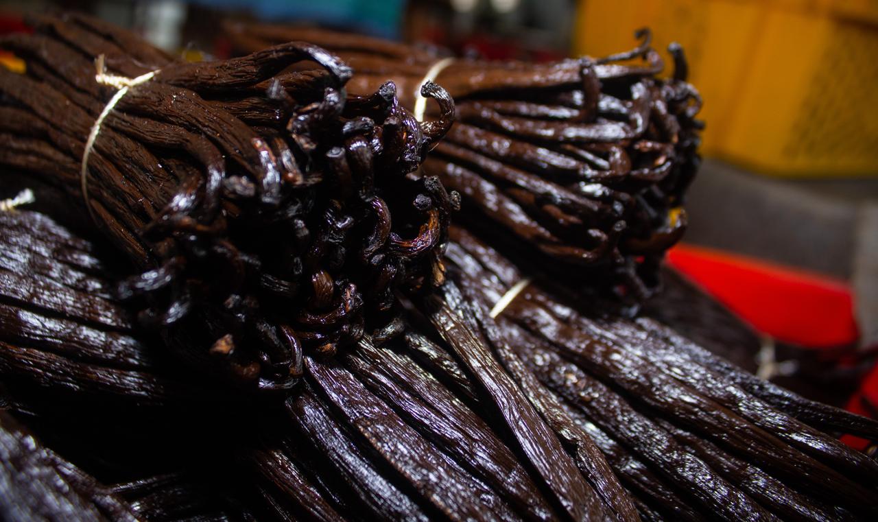 Black vanilla beans, supple and fleshy
